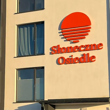 Sloneczne Osiedle アパート ウストロニエ・モルスキエ